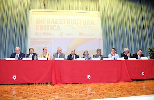 Mesa redonda con los expositores. Participaron el Ing. Alfonso Ramírez Lavín, de la Alianza FiiDEM; el Dr. Sergio Alcocer Martínez de Castro, de la Academia de Ingeniería; el Dr. Gustavo Ayala Milián, del Instituto de Ingeniería de la UNAM; y el I.Q. Rodolfo del Rosal Díaz, de la Alianza FiiDEM.